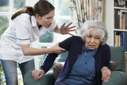 Maltraitance des personnes âgées à domicile