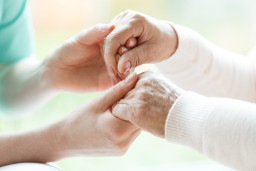 Choix du lieu de soins pour une personne âgée souffrant d'une maladie chronique