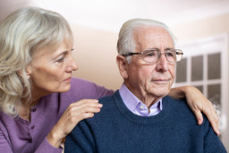 Personnes âgées démentes qui vivent à la maison et leurs aidants proches