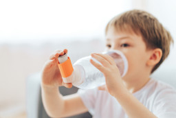 Détresse respiratoire ou crise d’asthme chez l’enfant : traitement