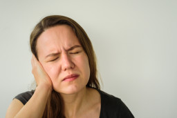 Douleur à l’oreille (otalgie) chez l’adulte